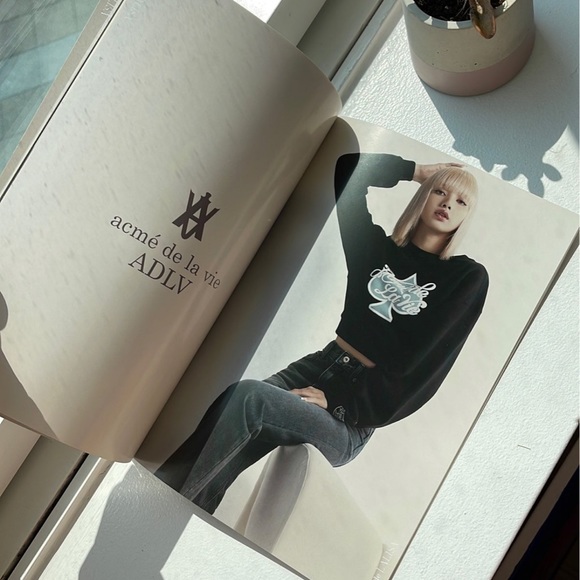 BLACKPINK LISA MAGAZINE BOOK - Picture 11 of 12